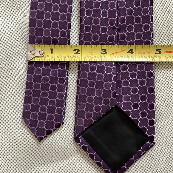 Calvin Klein Men's Quatrefoil Medallion Slim Silk Tie - Picture 8 of 8